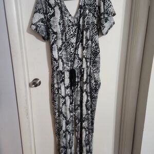 LuLaRoe XOE Jogger Jumpsuit Women’s 2XL Gray/Black Snake Short Sleeve EUC